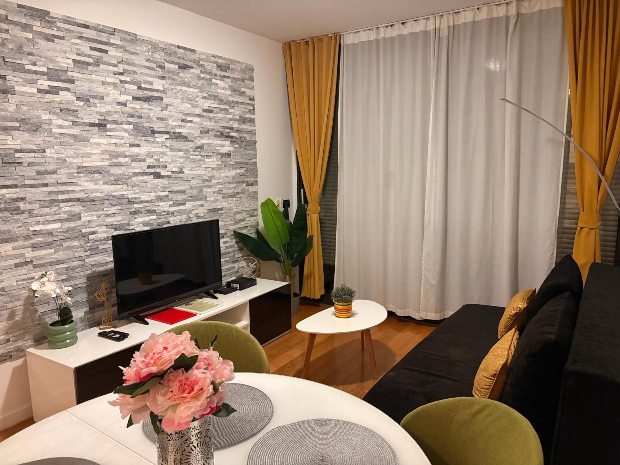 Nova Galerija Studio Ema I Apartman Anita- Parking In Garage Загреб Экстерьер фото